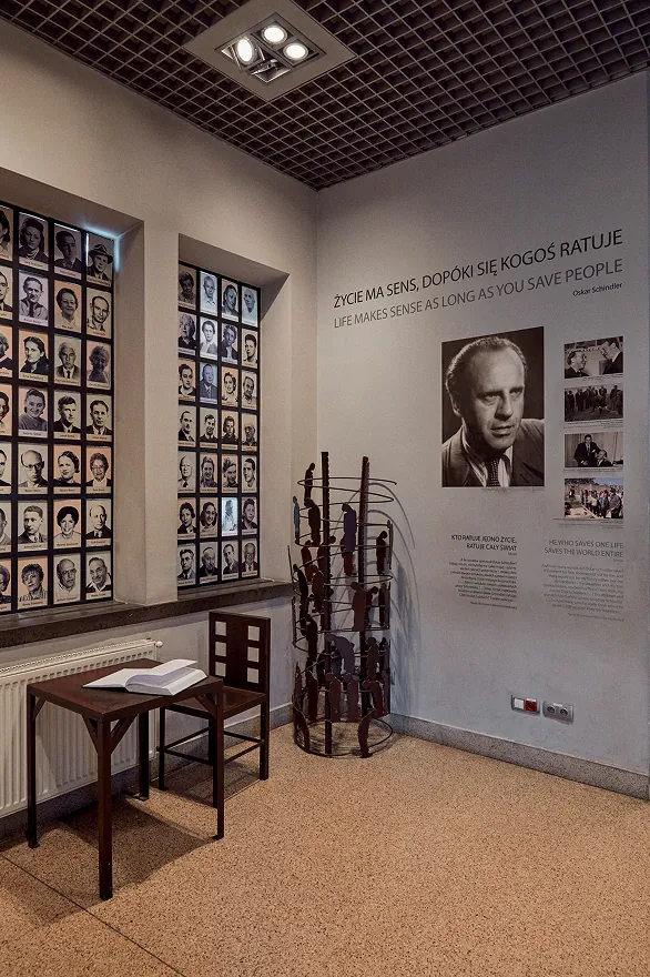 Muzeum Krakowa - fragment ekspozycji Fabryki Schindlera oraz widok na ul. Lipową od strony ul. Romanowicza, 2011